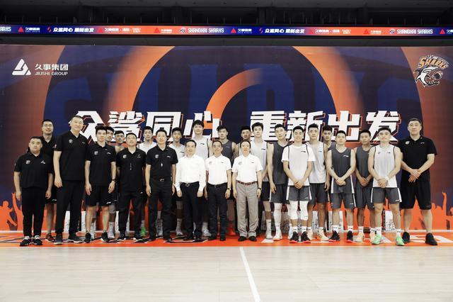 张春军|2年失败，新赛季再出发！上海男篮梦幻阵容存隐患，2人难堪大任