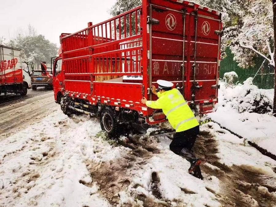 济南|大雪中，济南交警这些守护的身影真美