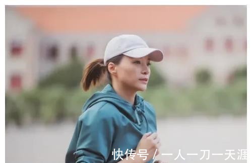 央视|央视主持人大合唱董卿与欧阳夏丹去哪里了