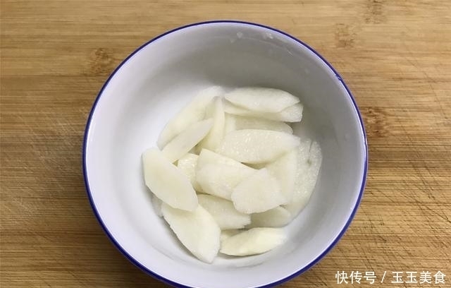 5分钟快手菜，三样素菜放一起，简单一炒，比大鱼大肉还好吃！