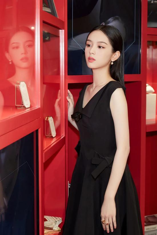 粉底|甜美“射手”周也的脸上 就没有难用的粉底吗?