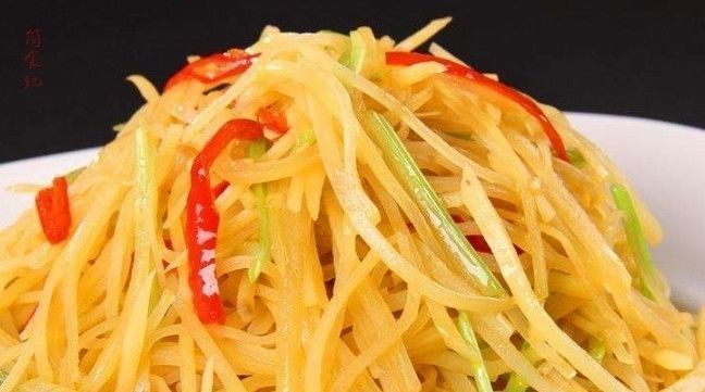 炒土豆丝,有人用白醋,有人用陈醋大厨都不对,教你正确做法
