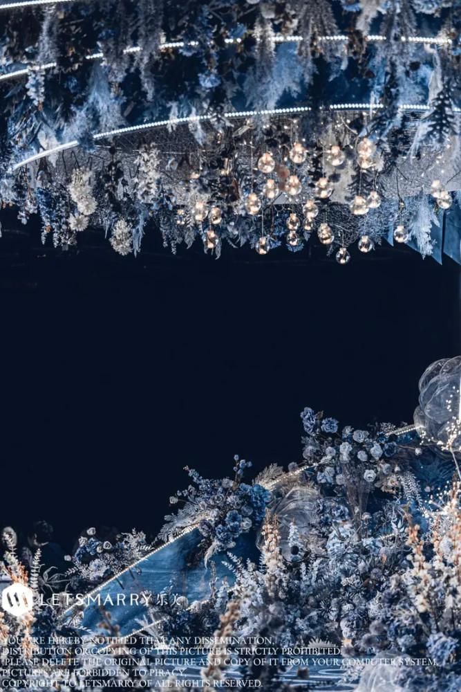 以星辰大海的元素为主题,营造出弥漫层次感的深邃蓝色系婚礼