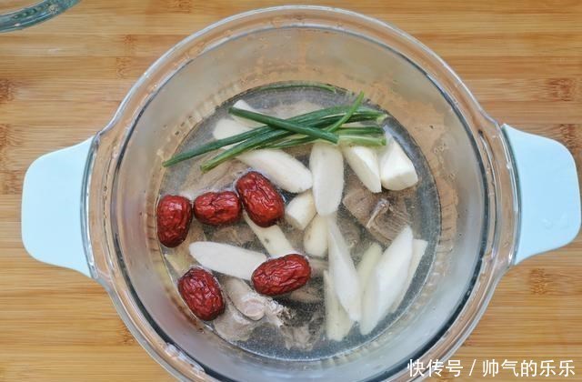 一鸽胜九鸡，天冷多喝鸽子汤，这样炖汤鲜美味无腥味，营养滋补