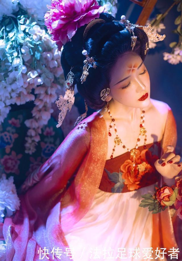 汉服!本以为明制汉服够美了,直到看见“贵妃风”,才知道何为雍容华贵