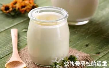 牛奶|常喝牛奶查出骨质疏松?医生提醒:想要骨头好,2种食物劝你少吃