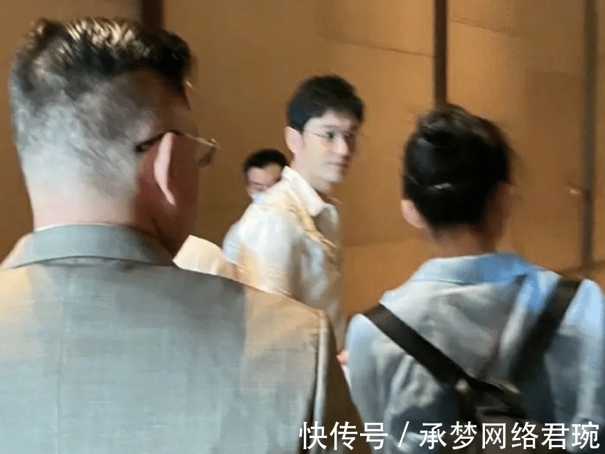 丁真|《中餐厅5》路透生图,黄晓明身材比例很抢镜,真实身高一目了然