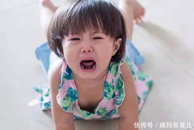 摩托|男子边骑摩托边牵着骑滑板车的女儿,爸爸带娃,真是只要活着就好