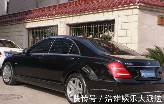 女子|父母去世,奶奶抚养孙子,十多年后,门口来辆豪车,孙子把它砸了