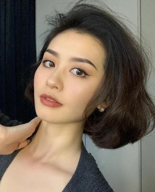 年过50的女人，留什么发型显年轻？试试这3款“短发”，减龄洋气