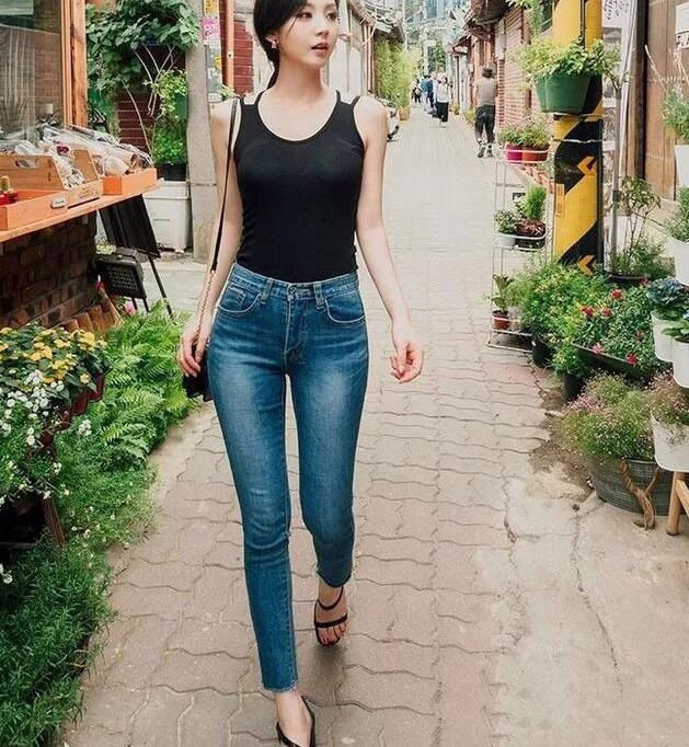 随性|街拍随性淡然的紧身牛仔裤小姐姐,平添了可爱气息