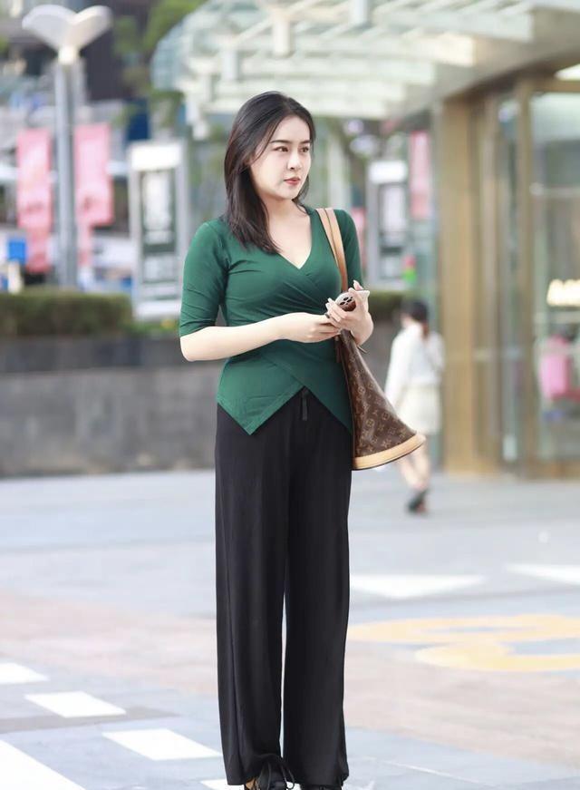 穿搭 40岁“熟女”的穿搭选择，稳重大于潮流，照着穿准不会错！