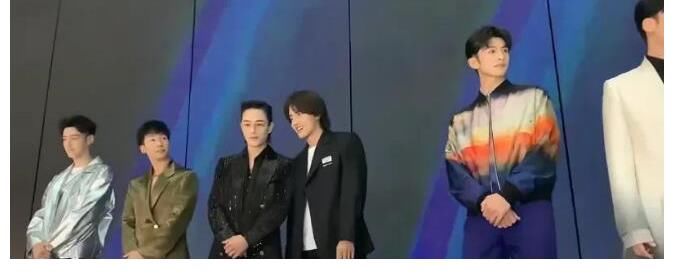 言承旭自從參加綜藝節目后身價暴漲，出入酒店被粉絲包圍翻紅成功