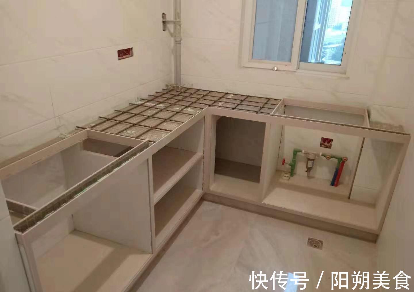 水泥|越来越多人不装橱柜,用水泥直接砌筑,看似实用,聪明反被聪明误