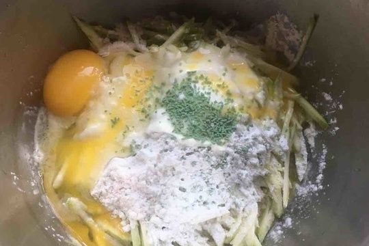 70岁奶奶的鸡蛋饼秘方，3分钟学会，营养美味，再也不光顾路边摊
