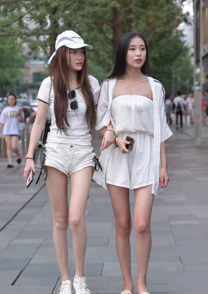 元气满满|白色短袖T恤,搭配同色短款裤装,穿出青春可人的少女感
