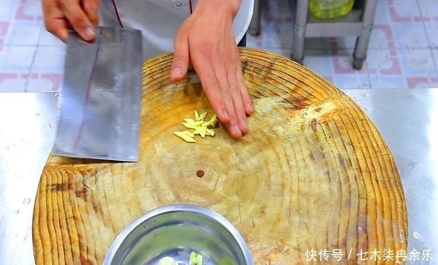 白醋|炖猪蹄我从不用高压锅只需1个妙招，猪蹄快速软烂，又香又入味