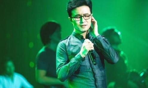 百变大咖秀紧跟时事，就是要模仿当代热点人物华晨宇汪峰