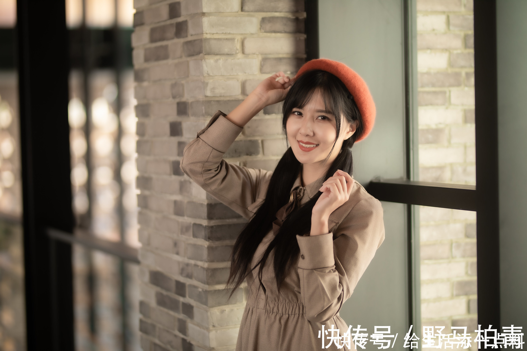 小帽|靓丽美女陈郁晴时尚风衣写真,搭配一款圆顶小帽还有那么一点俏皮