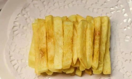 不油炸，热的时候红薯片是软的，简单几步，又酥又脆