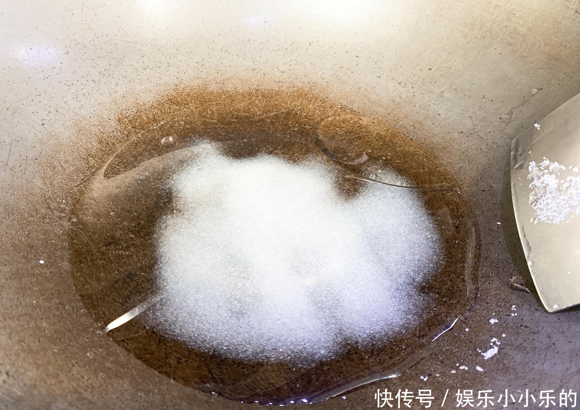 炒糖色到底是用油还是水?大厨教你,好多人都做错,难怪又黑又苦