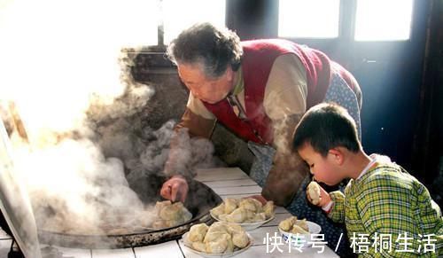 夫妻俩|孩子身高发育“停滞”，奶奶照顾后“疯长”，这件事没必要逼孩子