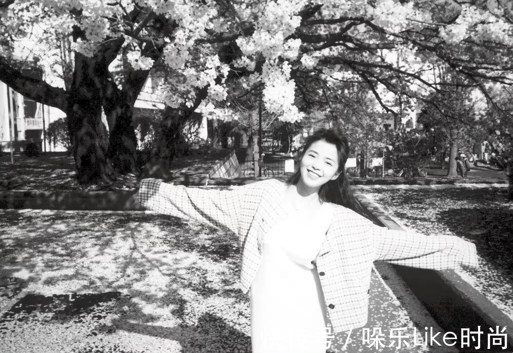 朱迅年轻时也太美了，清纯甜美如漫画少女，穿搭高级又时髦