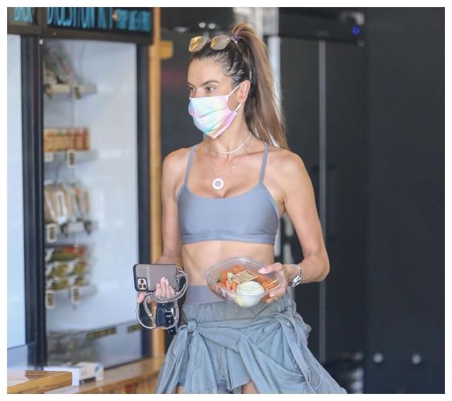 安布罗休|亚历山大·安布罗休：运动背心搭配运动短裤，腹肌惹眼身材超辣