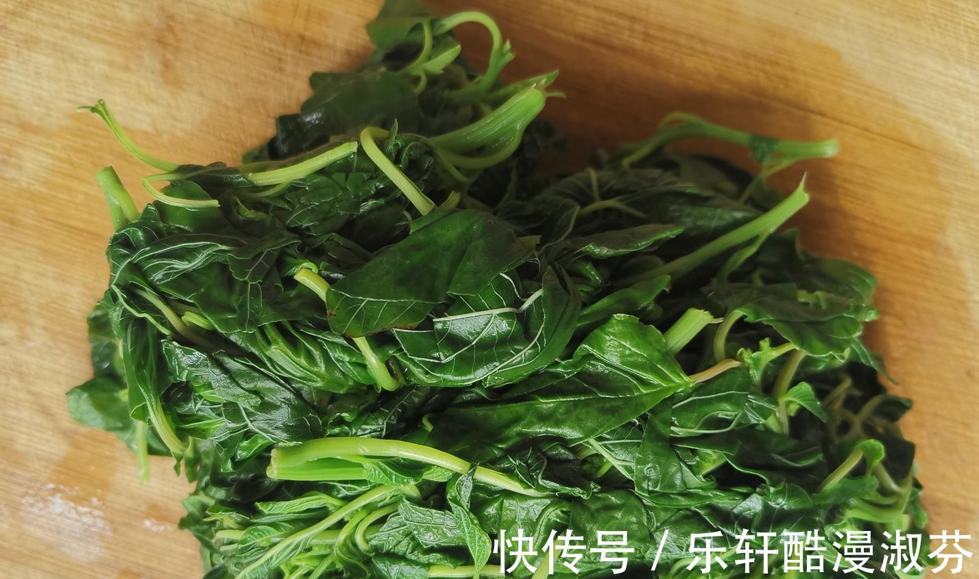 馅料|老妈包这饺子，皮薄馅大营养好，比肉饺子都好吃，清香爽口真解馋