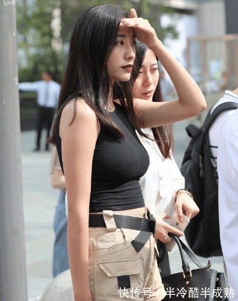 发霉 藏了3年的鞋子也不洗洗再穿出门,鞋面的面料都“发霉”了,亏你也好意思穿出门!