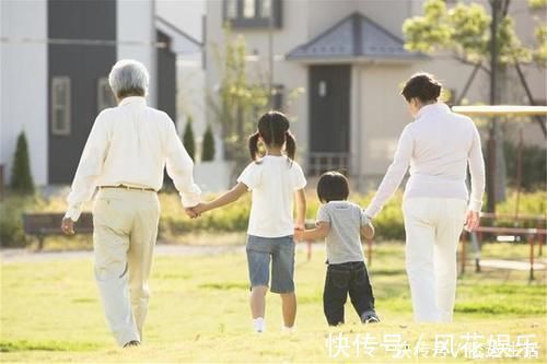 孙女|二胎生了个孙女,产房外爷爷奶奶的表现火了,网友我承认我酸了