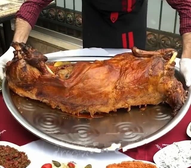  切开|花980元买了头烤全羊，切开后满满惊喜，这钱花得太值了