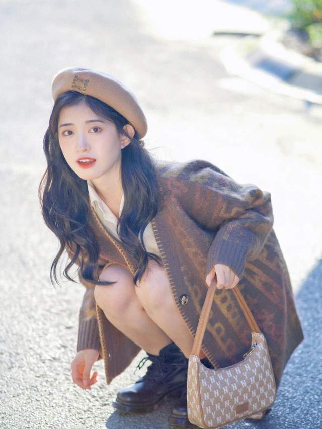 毛衣|秋冬想要穿出韩系风,试一试毛衣外套+皮短裤,时尚又不失性感