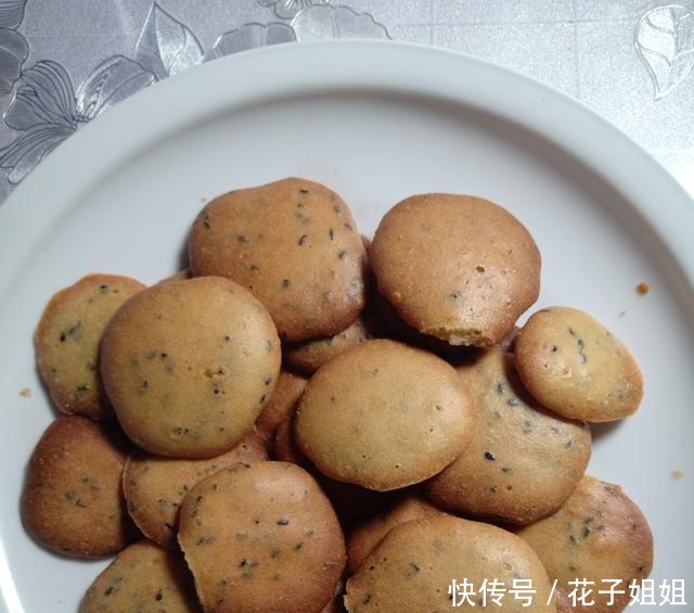 黑芝麻鸡蛋饼干,酥脆香甜,搅一搅烤一烤就OK,做法超简单