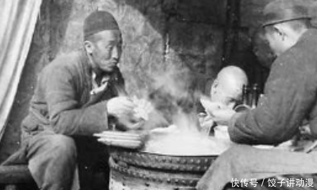 小吃摊|历史老照片：100年前清末的小吃摊，第一张就让人吃惊！