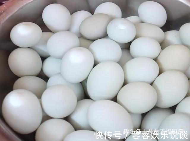 腌鸭蛋不可只放盐，教你正确做法，个个都流油，吃起来太香了