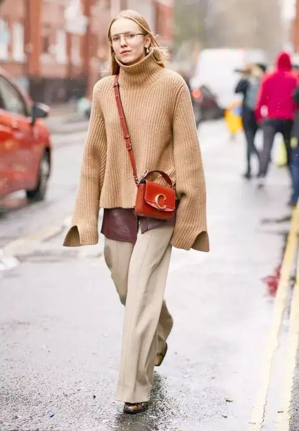 王石39岁娇妻太会穿，红色波点毛衣配半身裙清纯减龄，让人心动