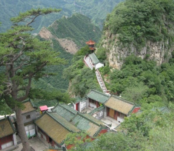 北京为保护一眼泉，悬崖边修建一座寺院，是都市中难得的寂静地