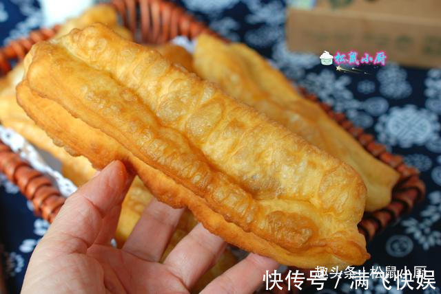 炸油条用酵母、泡打粉全错!油条店老板教你正确做法,金黄酥脆