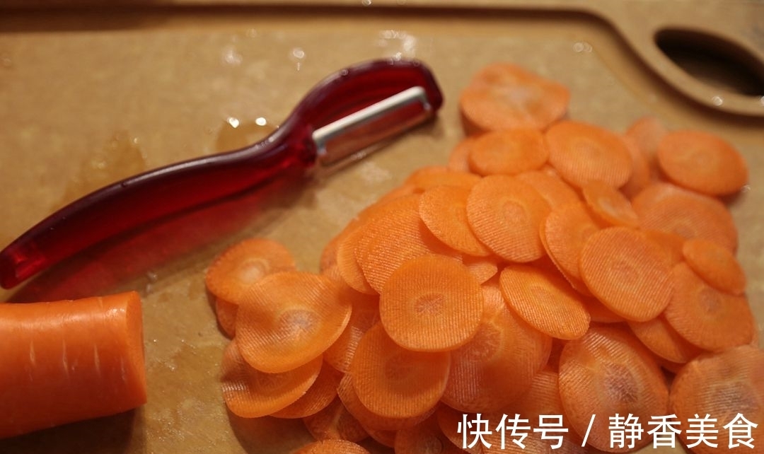 做法|胡萝卜别总炖煮烧,教你一个新做法,挑食的“熊孩子”吃得笑哈哈