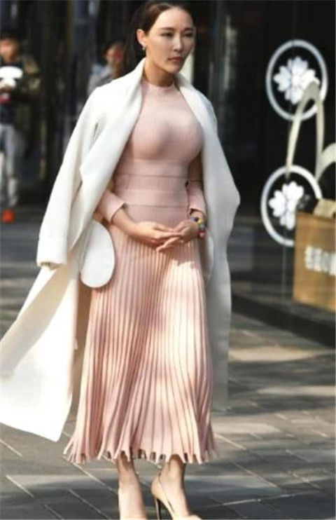 小姐姐|大波浪卷发的优雅美女,露肩上衣配时髦短裙,尽显女神风采