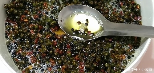 炸花椒油最忌直接入油炸,多加“1步”,花椒油又香又麻,不发苦