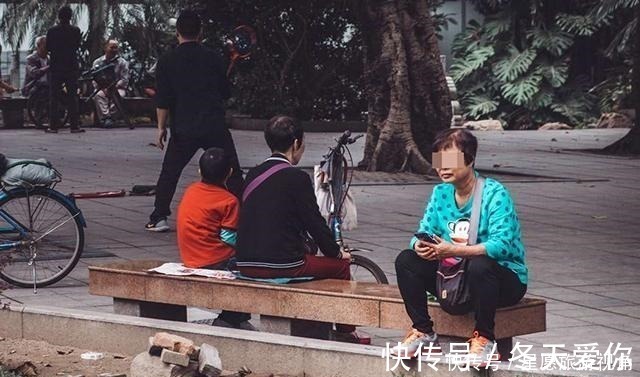 打麻将|老人“假带娃”流行，表面上尽职尽责，背后真实做法让宝妈心寒