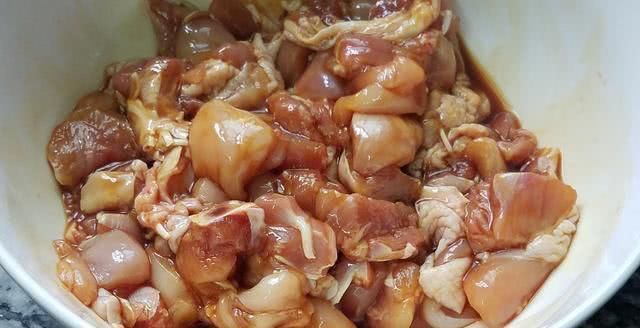 花甲炒鸡肉,好吃又下饭的一道家常菜,做法简单,我家常做