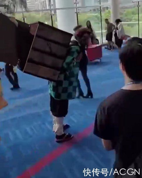 禰豆子|大佬背著妹子cos鬼滅之刃,腰都壓彎了,手上青筋都起來了