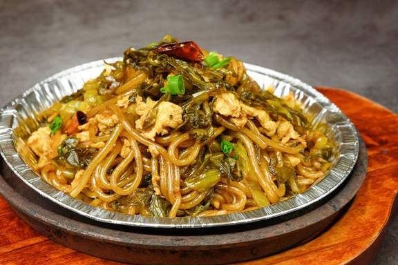 用它炒粉条，比白菜肉末好吃多了，清脆爽滑，吃一次就忘不了