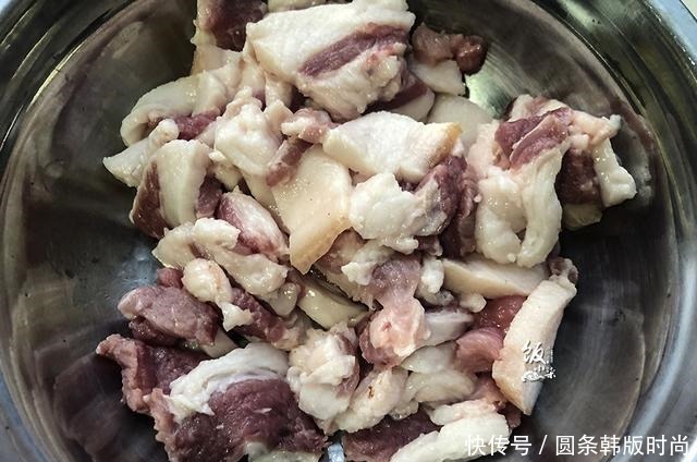 五花肉|五花肉别红烧了,加酱油腌一晚上,再加个鸡蛋上锅蒸,好吃不油腻