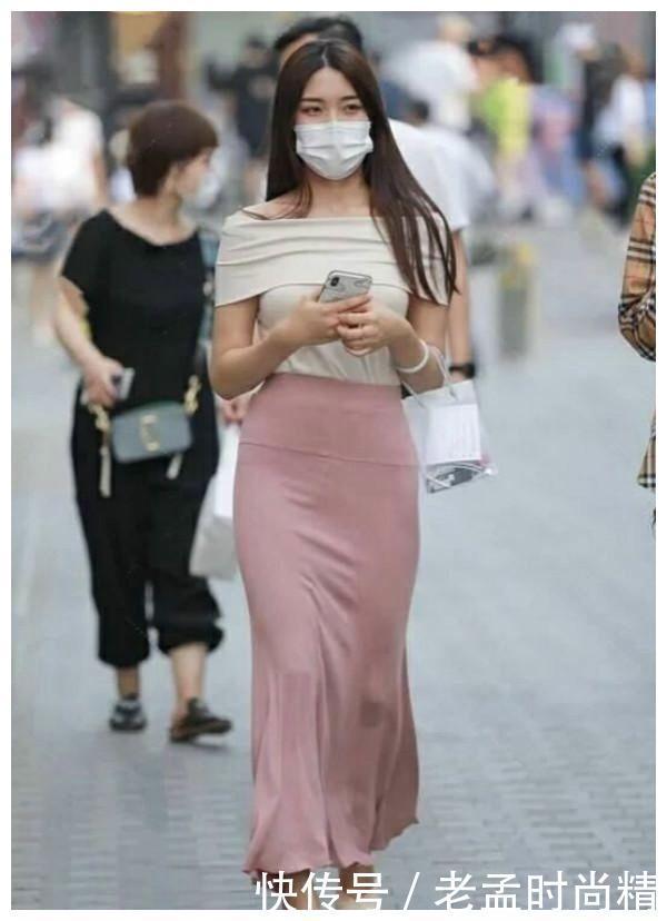 女孩|街拍:别再“惯”着连衣裙了,半身裙时髦又修身,聪明的女孩都在穿了!
