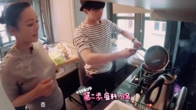 杨洋录节目喝带血水鸡汤！生肉下锅直接试味，事后连连反胃作呕