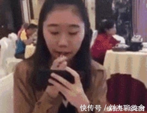 妹子们 涂完口红后别急着抿嘴！ 多做“这一步” 口红持久不易掉色！